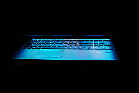 laptop, notitieboekje, computer, portable, mobiel, elektronica, bedrijf, technologie, Draadloze technologie, communicatie, verbinding, computerapparatuur, toetsenbord, binnenshuis, blauw, zwarte achtergrond, studio opname, kopie ruimte, geen mensen, donker, gloeiend, veiligheid, internet, nacht, computer sleutel, wereldwijde communicatie, Computer misdaad, 4K, CC0, publiek domein, royaltyvrij