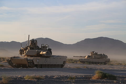 m1a2エイブラムス, 運動, ヘビーアーマー, 軍事, 屋外, 交通手段, 日, 無人, 山, 自然, 空, 装甲タンク, 軍隊, 軍, タンク, 山脈, 土地, 政府, モーション, 戦う, 水, 5K, CC0, パブリックドメイン, ロイヤリティフリー
