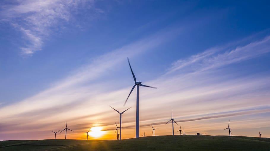 Landschaftsfoto, Windmühlen, Windkraftanlagen, Berg, Himmel, Windmühle, Wind, Sonnenuntergang, Blau, erneuerbare Energie, Kraftstoff- und Stromerzeugung, Umweltschutz, Umgebung, Turbine, Windkraft, alternative Energie, Windkraftanlage, Technologie, Elektrizität, wolke - himmel, Natur, Schönheit in der Natur, Landschaft, Netzteil, Propeller, Kraft in der Natur, nachhaltige ressourcen, keine Leute, draußen, Sonne, 4K