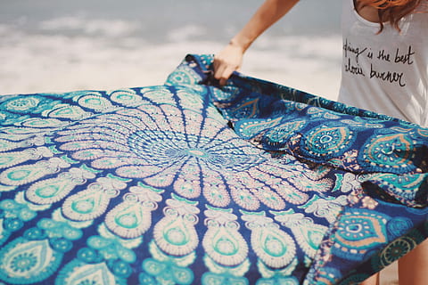 Person, halten, Blau, Blumen-, Textil-, draußen, Farbbild, menschliches Körperteil, menschliche Hand, eine Person, Menschen, nur für Kinder, Muster, Kunst und Handwerk, Hand, Kreativität, Erwachsene, Nahansicht, Körperteil, Blumenmuster, Frau, Mittelteil, Gliedmaßen, Text, menschliches Glied, 1080P, CC0, gemeinfrei, lizenzfrei