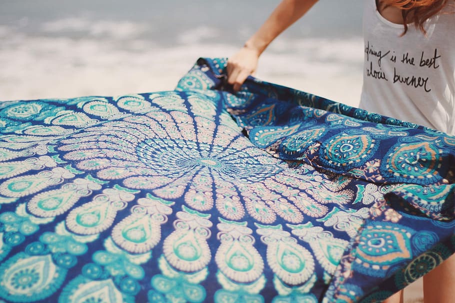 Person, halten, Blau, Blumen-, Textil-, draußen, Farbbild, menschliches Körperteil, menschliche Hand, eine Person, Menschen, nur für Kinder, Muster, Kunst und Handwerk, Hand, Kreativität, Erwachsene, Nahansicht, Körperteil, Blumenmuster, Frau, Mittelteil, Gliedmaßen, Text, menschliches Glied, 1080P