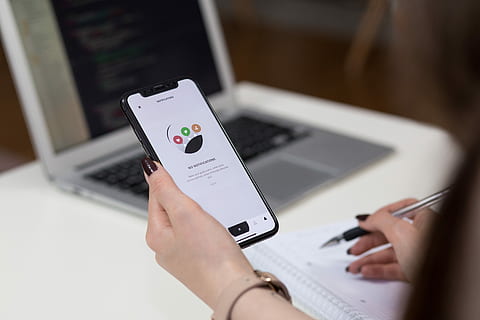 Person, halten, Platz, grau, iphone x, Wende, Kugelschreiber, kabellose Technologie, Smartphone, Technologie, tragbares Informationsgerät, Mobiltelefon, Verbindung, eine Person, Kommunikation, Erwachsene, drinnen, menschliche Hand, Hand, menschliches Körperteil, selektiver Fokus, Nahansicht, Telefon, Frau, simsen, 5K, CC0, gemeinfrei, lizenzfrei