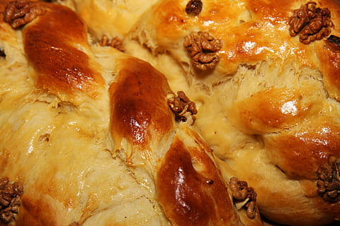 cuisson, pain, petit déjeuner, gâteau, noyer, croquant, manger, aliments, Frais, Pâtisserie, rouleau, sucré, savoureux, d'or, des noisettes, noix, cuit, fermer, Nourriture et boisson, fraîcheur, gourmet, aliments sucrés, mauvaise alimentation, personne, moi à, à l'intérieur, prêt à manger, nature morte, indulgence, produit laitier, plein cadre, vue grand angle, raisin, fromage, dessert, collation, tentation, cuisine française, 4K, CC0, domaine public, libre de droits