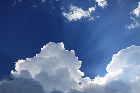 sinar matahari, tajam, putih, awan, siang hari, biru, langit, awan - langit, cloudscape, latar belakang, alam, scenics - alam, warna putih, ketenangan, keindahan di alam, idilis, adegan yang tenang, tidak ada orang, surga, suasana, lingkungan Hidup, tampilan sudut rendah, warna cerah, di luar rumah, angin, terang, kebebasan, meteorologi, kelembutan, abstrak, 1080P, CC0, domain publik, bebas royalti