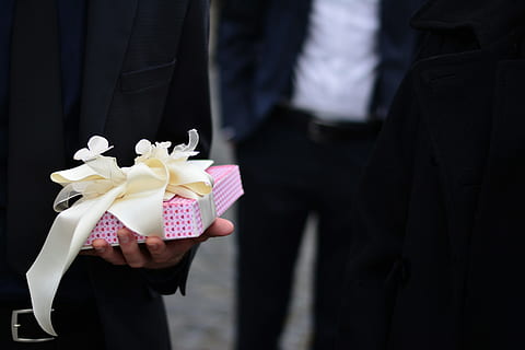 persona, celebració, rosa, blanc, Caixa de regal, regal, casament, bucle, envasos, aniversari, embalat, fet, sorpresa, donar, paquet, regalar, romàntic, joia, secció mitjana, planta, flor, planta amb flors, centrar-se en primer pla, dones, de peu, adult, roba, una persona, naturalesa, primer pla, persones reals, religió, homes, frescor, esdeveniment, 5K, CC0, domini públic, lliure de regalies