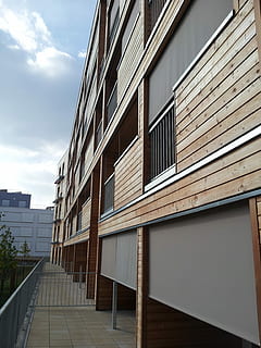 arhitectura, clădire, bbc, arhitectură, clădire, lemn de placaj, terasa apartamentului, exteriorul clădirii, oraș, Afaceri, construită, faţadă, cer, nor - cer, zi, natură, nici o persoana, în aer liber, fereastră, modern, direcţie, balustradă, birou, cărare, zonă rezidențială, sticlă - material, lumina soarelui, 2K, CC0, domeniu public, fără drepturi de autor