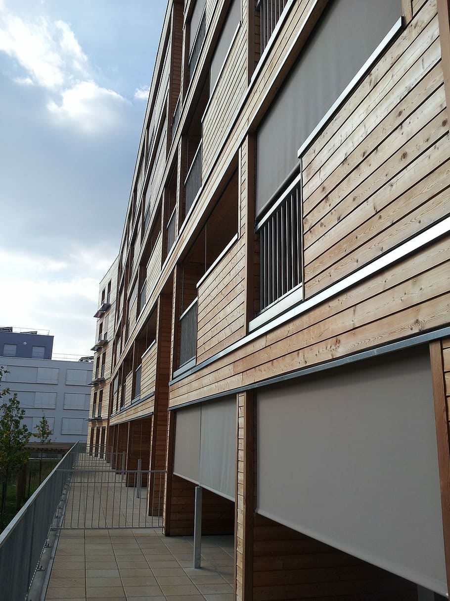 arquitectura, construcció, bbc, arquitectura, edifici, revestiment de fusta, terrassa apartament, exterior de l'edifici, ciutat, negocis, estructura construïda, façana, cel, núvol - cel, dia, naturalesa, cap gent, a l'aire lliure, finestra, modern, direcció, barana, oficina, sendera, barri residencial, vidre - material, llum solar, 2K