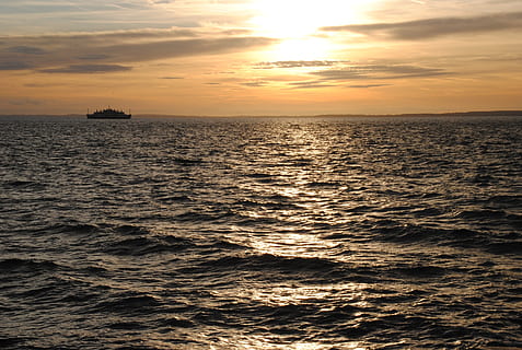 mare, controluce, onde, tramonto, cielo, acqua, bellezza nella natura, scenics - natura, orizzonte sull'acqua, orizzonte, nuvola - cielo, lungomare, idilliaco, la tranquillità, scena tranquilla, sole, colore arancione, natura, nessuno, luce del sole, increspato, all'aperto, 2K, CC0, dominio pubblico, privo di copyright