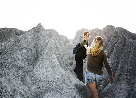donna, raggiungendo, rocce, attivo, avventura, zaino, zaino in spalla, backpacking, casuale, godere, dom, amici, amicizia, ragazze, escursioni a piedi, collina, vacanza, viaggio, gioioso, signora, paesaggio, tempo libero, montagna, natura, all'aperto, picco, piante, roccia, romantico, sorriso, sorridere, sorridente, insieme, solidarieta, turismo, turista, viaggiatore, Due, caldo, fine settimana, persone reali, stili di vita, attività di svago, abbigliamento casual, donne, tre quarti, due persone, cielo, giovani donne, persone, giovane adulto, adulto, uomini, bonding, emozione, giorno, in piedi, emozione positiva, coppia - relazione, 5K, CC0, dominio pubblico, privo di copyright