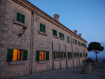 kloster, bygning, facade, vindue, kloster cura, cura, Algaida, santuari de nostra senyora de cura, puig de randa, baleariske øer spanien, Mallorca, franciskanske kloster, pilgrimssted, arkitektur, bygning udvendig, bygget struktur, himmel, ingen mennesker, natur, skyfri himmel, træ, boligområde, plante, dag, hus, udendørs, i en række, by, gammel, gade, blå, 4K, CC0, offentligt domæne, royaltyfrie