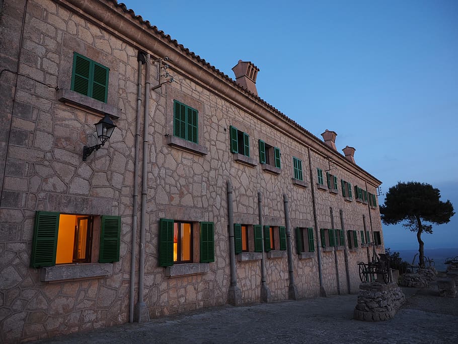 kloster, bygning, facade, vindue, kloster cura, cura, Algaida, santuari de nostra senyora de cura, puig de randa, baleariske øer spanien, Mallorca, franciskanske kloster, pilgrimssted, arkitektur, bygning udvendig, bygget struktur, himmel, ingen mennesker, natur, skyfri himmel, træ, boligområde, plante, dag, hus, udendørs, i en række, by, gammel, gade, blå, 4K