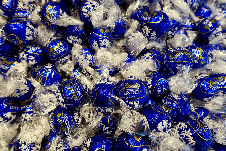 søde sager, chokolade, slik, bolde, indpakket, blå, fuld ramme, ingen mennesker, tæt på, baggrunde, indendørs, stor gruppe af objekter, overflod, stilleben, høj vinkel visning, gentagelse, mønster, mad og drikke, arrangement, friskhed, smykker, skinnende, marked, til salg, mad, 5K