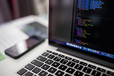 gris, noir, ordinateur portable, tourné, code, codage, la programmation, css, macbook, portable, ordinateur, La technologie, travail, équipement informatique, la communication, Les données, Technologie sans fil, lien, affaires, la finance, moniteur d'ordinateur, données boursières, fermer, personne, affaire d'entreprise, clavier d'ordinateur, à l'intérieur, mise au point sélective, clavier, l'Internet, Sytème bancaire électronique, 5K, CC0, domaine public, libre de droits