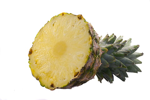 ananasta, hedelmä, valkoinen, tausta, makro, valkoinen tausta, ananas, leikata, keltainen, terveellinen ruokavalio, kypsä, studio ammuttu, ruoka ja juoma, ruoka, asetelma, tuoreus, lähikuva, hyvinvointi, sisällä, ei ihmisiä, trooppinen hedelmä, vihreä väri, luonto, viipale, yksi kohde, Passion hedelmä, 2K, CC0, public domain, rojaltivapaa