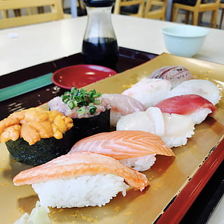 sushi, sashimi, sushi, sashimi, menjar i beguda, marisc, menjar, menjar japonès, peix, llest per menjar, frescor, placa, a l'interior, alimentació saludable, menjar asiàtic, taula, natura morta, arròs, mida de la porció, primer pla, cap gent, vista d’angle alt, temptació, safata, decorar, vaixella, estil de menjar, 2K, CC0, domini públic, lliure de regalies