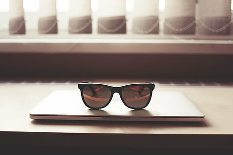 negro, Gafas de sol, parte superior, macbook, lentes, libro de mac, computadora, oficina, lugar de trabajo, inconformista, inspiración, motivación, vida, escena, deambular, lograr, tener éxito, bienestar, creativo, guay, sombras, los anteojos, Moda, adentro, mesa, de cerca, nadie, naturaleza muerta, centrarse en primer plano, ventana, gafas, accesorio personal, reflexión, riqueza, elegancia, sabiduría, día, relajación, lujo, 4K, CC0, dominio público, libre de derechos