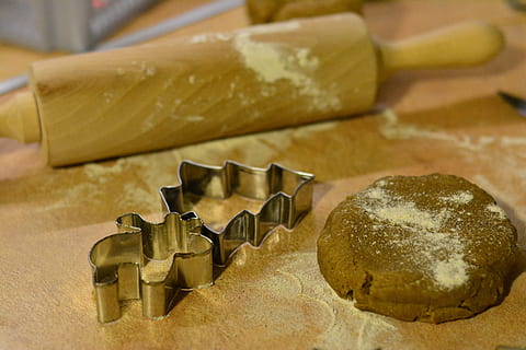 Lebkuchen, Verbrennung, Formen, Kuchen, Kekse, Rolle, Essen und Trinken, keine Leute, drinnen, Lebensmittel, Nahansicht, Frische, gebacken, Stillleben, Süßes Essen, Genuss, Tabelle, Backwarenschneider, Plätzchen, Süss, Weihnachten, Vorbereitung, Brot, Dessert, Teig, fertig für den Verzehr, Versuchung, Essen vorbereiten, 5K, CC0, gemeinfrei, lizenzfrei