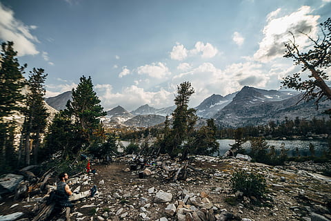 uomo, seduta, terra, davanti, montagne, lago, roccia, analizzare, cercare, guardare, fiume, montagna, albero, nube, catena montuosa, escursioni a piedi, alpino, all'aperto, campeggio, backpacking, montagna sierra, sierra nevada, sierra orientale, cielo, nuvola - cielo, pianta, persone reali, bellezza nella natura, giorno, natura, scenics - natura, attività di svago, scena non urbana, ambiente, gruppo di persone, uomini, attività, scena tranquilla, persone accessorie, persone, 5K, CC0, dominio pubblico, privo di copyright
