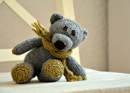 gris, peluix, suportar, felpa, joguina, marró, cadira, de punt, llana, amable, bonic, joguines infantils, Teixir, suau, punt de si mateix, osset de peluix, joguina de peluix, a l'interior, infància, representació, sol objecte, mobles, suavitat, diversió, mamífer, tèxtil, dia, assegut, gent, 4K, CC0, domini públic, lliure de regalies