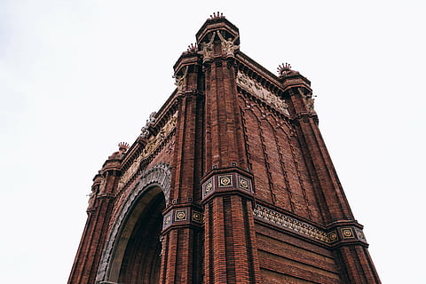 alacsony, szögfotózás, Konkrét, kapu, barna, kastély, építészet, ég, épület, szerkezet, templom, alacsony szög kilátás, épület külső, történelem, nap, óratorony, szabadban, nem ember, óra, épített szerkezet, a múlt, tiszta ég, utazási célpontok, torony, magas - magas, idegenforgalom, természet, vallás, hit, város, az istentisztelet helye, díszes, gótikus stílus, 5K, CC0, közkincs, jogdíjmentes