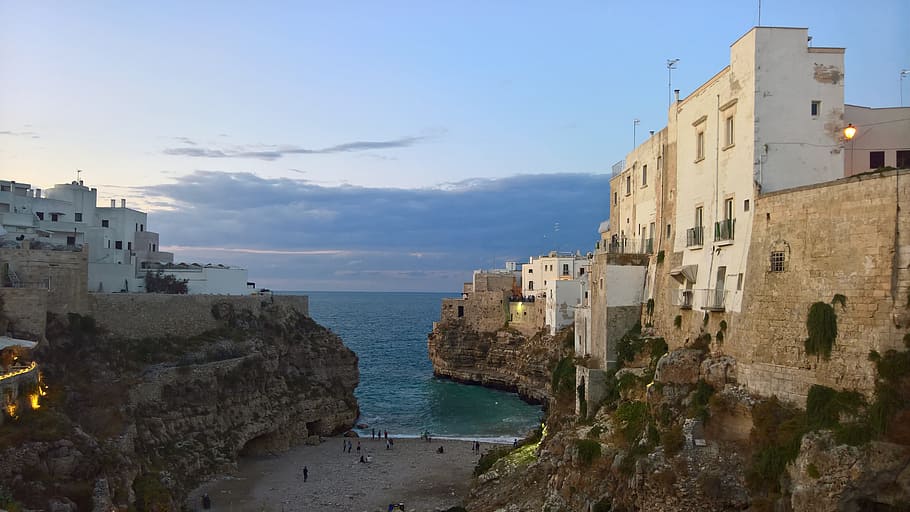 cases del poble, aigua de l’oceà, d, polignano, puglia, entreveure, apulia, Itàlia, al sud, costa, el balcó, mar, estiu, arquitectura, exterior de l'edifici, estructura construïda, aigua, cel, edifici, naturalesa, ciutat, barri residencial, història, dia, terra, el passat, cap gent, platja, a l'aire lliure, vell, escenics - natura, 5K