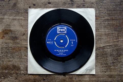 negre, cd de vinil, cas, registre, disc de gramòfon, disc, 45 rpm, gramòfon, música, retro, vintage, vinil, so, analògic, vell, solter, disc de vinil, rpm, en blanc, blanc, plantilla, maqueta, fons, disseny, blau, fons de fusta, directament a sobre, primer pla, material de fusta, forma, cercle, cap gent, a l'interior, nombre, forma geomètrica, estil retro, sol objecte, color negre, tir de l'estudi, taula, signe, vista d’angle alt, comunicació, 4K, CC0, domini públic, lliure de regalies