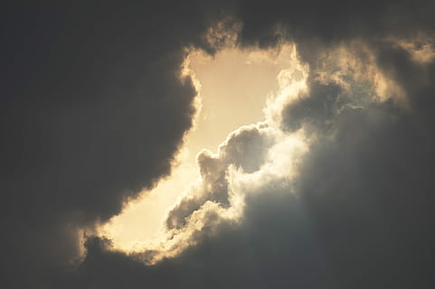blanc, gris, ennuvolat, cel, núvols cumulonimbus, tempesta, tempestuós, sol, núvol, esperança, foscor, fosc, forat, posta de sol, univers, Déu, divina, somiador, llum, núvol de tempesta, núvol - cel, bellesa a la natura, naturalesa, vista d’angle baix, escenics - natura, cap gent, cloudscape, cel dramàtic, fons, tranquil·litat, llum solar, a l'aire lliure, esponjós, idíl·lic, suavitat, meteorologia, ominós, 5K, CC0, domini públic, lliure de regalies