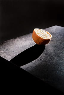 en, skive, orange, frugt, appelsinfrugt, citron, halveret, halvt, skygge, mad, sort farve, friskhed, sort baggrund, tæt på, mad og drikke, ingen mennesker, sund kost, studio skud, stilleben, citrus frugt, indendørs, orange farve, bord, velvære, selektiv fokusering, høj vinkel visning, sollys, fristelse, 2K, CC0, offentligt domæne, royaltyfrie