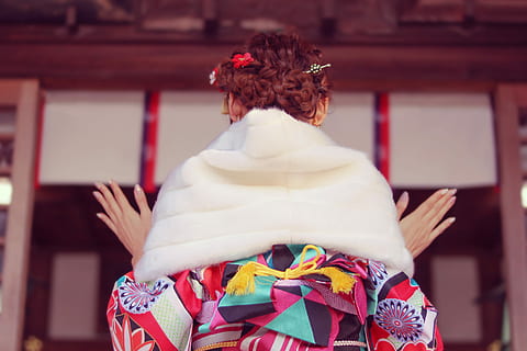 donna, indossare, rosa, bianca, floreale, camicia, sciarpa, persone, una persona, donne, culture, femmine, retrovisore, celebrazione, moda, giorno, concentrarsi sulle conoscenze acquisite, acconciatura, adulto, testa Rossa, in casa, rosso, capelli, persone reali, attività di svago, capi di abbigliamento, stili di vita, multicolore, Chignon, 1080P, CC0, dominio pubblico, privo di copyright
