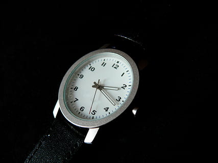 reloj, hora, reloj de pulsera, puntero, la cara del reloj, tiempo que indica, relojes, tiempo de, plata, de los hombres, diales, fondo negro, adentro, foto de estudio, número, de cerca, nadie, solo objeto, instrumento de tiempo, forma geometrica, naturaleza muerta, estilo retro, circulo, vista de alto ángulo, forma, minutero, copia espacio, accesorio personal, 2K, CC0, dominio público, libre de derechos
