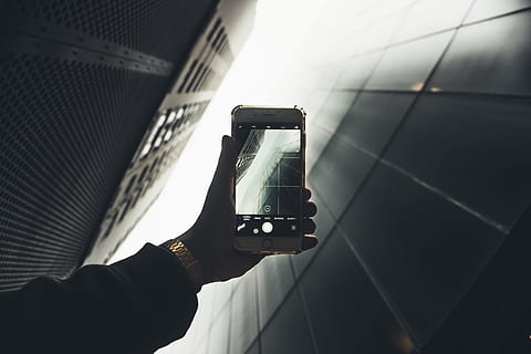 ruka, Fotoaparát, iphone, chytrý telefon, jablko zařízení, rozmazat, zachycení, Zobrazit, elektronika, iphone 6 plus, fotografování s nízkým úhlem, mobilní telefon, telefon, obrazovka, technologie, Dotyková obrazovka, hodinky, hospodářství, lidské ruky, fotografická témata, část lidského těla, architektura, stavba, focení, jedna osoba, exteriér budovy, aktivita, osobní perspektivy, bezdrátové technologie, sdělení, nízký úhel pohledu, budova, venku, moderní, kancelářská budova exteriér, mrakodrap, 5K, CC0, veřejná doména, bez autorských práv