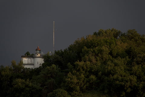 mare, faro, tramonto, navigazione, marino, Torre, guida, riva del mare, nessuno, albero, notte, crescita, struttura costruita, all'aperto, architettura, esterno dell'edificio, pianta, credenza, natura, religione, luogo di culto, cielo, costruzione, spiritualità, 2K, CC0, dominio pubblico, privo di copyright