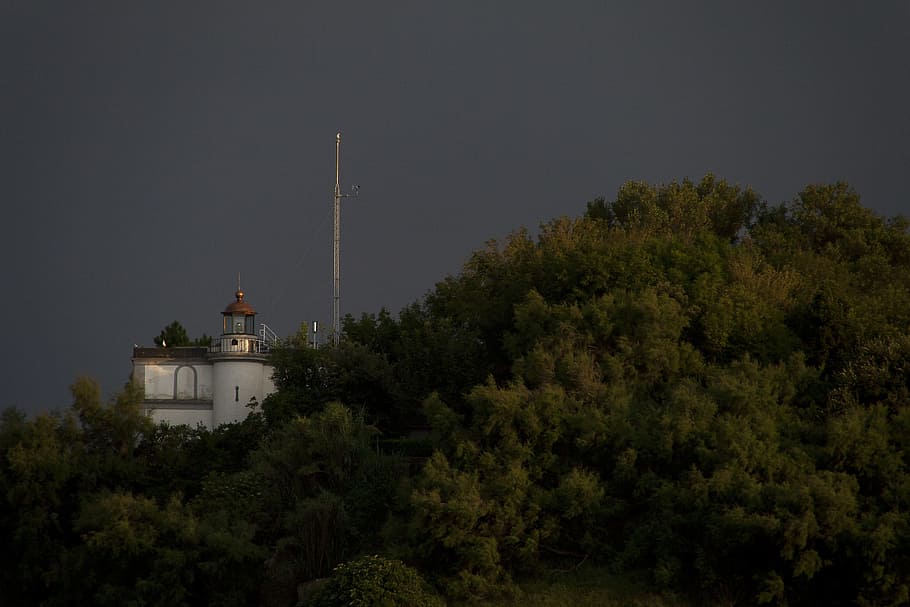 mare, faro, tramonto, navigazione, marino, Torre, guida, riva del mare, nessuno, albero, notte, crescita, struttura costruita, all'aperto, architettura, esterno dell'edificio, pianta, credenza, natura, religione, luogo di culto, cielo, costruzione, spiritualità, 2K