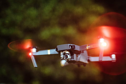 selectiu, fotografia, dron copter, volant, negre, drone, nit, càmera, llums, vermell, càmera - equip fotogràfic, tecnologia, temes de fotografia, il·luminat, enfocament selectiu, cap gent, moviment, primer pla, centrar-se en primer pla, naturalesa, a l'aire lliure, manera de transport, estil retro, equip fotogràfic, nostàlgia, transport, càmera digital, 5K, CC0, domini públic, lliure de regalies
