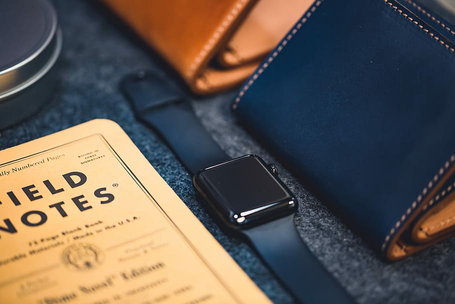 espai, negre, estoig d'alumini de poma, veure, banda d’esport, gris, poma, al costat, marró, cartera bifold de cuir, taula, cuir, rellotge de poma, nota de camp, quadern, producte, tecnologia, smartwatch, primer pla, detall, banda de vigilància, pantalla tàctil, negocis, macro, tecnologia sense fils, comunicació, telèfon mòbil, Finances, a l'interior, cap gent, connexió, dispositiu d’informació portàtil, telèfon intel·ligent, riquesa, grup d'objectes, tir de l'estudi, negoci corporatiu, natura morta, accessori personal, petit grup d'objectes, consumisme, 5K