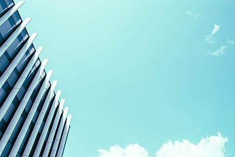 alto, elevar la fotografía del edificio, claro, cielo, tiempo de día, ángulo bajo, vaso, enmarcado, edificio alto, blanco, cielo azul, edificio, nube, arquitectura, estructura, rascacielos, azul, ventana, edificio de oficinas, escena urbana, exterior del edificio, estructura construida, moderno, fachada, material de vidrio, ciudad, altura maxima, al aire libre, reflexión, nadie, negocio, distrito centro, torre, día, paisaje urbano, en una fila, modelo, adentro, de cerca, copia espacio, nube - cielo, vista de ángulo bajo, naturaleza, escalera, escalones y escaleras, luz del sol, soleado, metal, color turquesa, 5K, CC0, dominio público, libre de derechos