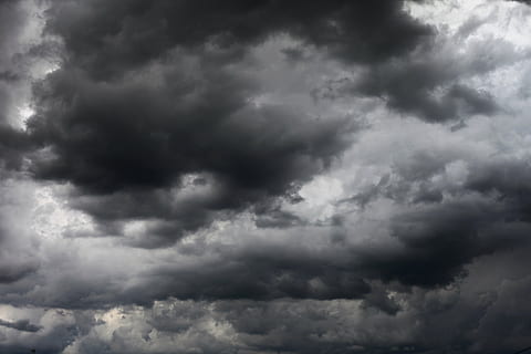 vista d’angle baix, núvols nimbus, posta de sol, cel, sol, núvols, tempesta, blanc i negre, núvol - cel, fosc, núvol de tempesta, cloudscape, núvol, cel dramàtic, vent, cel malhumorat, fons, medi ambient, atmosfera, naturalesa, humit, pluja, meteorologia, pluja torrencial, cap gent, a l'aire lliure, ominós, clima, 5K, CC0, domini públic, lliure de regalies