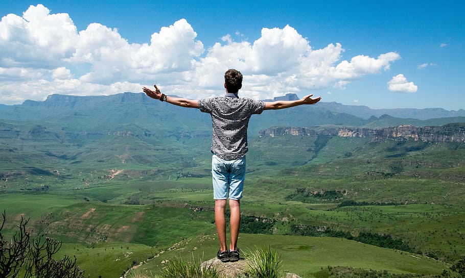 om, negru, cămaşă, permanent, stâncă, nori, peisaj, de munte, munţi, natură, persoană, cer, vedere din spate, brațele întinse, brațele ridicate, brațul uman, nor - cer, zi, haine casual, membru, Activitatea de agrement, Munte, scenice - natura, frumusețe în natură, o persoana, lungime totală, mediu inconjurator, membrul uman, vacanţă, vacante, în aer liber, libertate, Privind la vedere, 5K