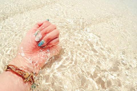 person hænder, iført, guld armbånd, hvid-blå negle, polere, legeme, vand, person, hænder, guld, armbånd, hvid, neglelak, krop af vand, strand, sommer, hav, Kvinder, ferier, mennesker, sand, våd, udendørs, hunner, en person, menneskelig hånd, farvebillede, menneskelig kropsdel, kun en kvinde, tæt på, hånd, voksen, søm, kropsdel, smykker, rigtige mennesker, natur, menneskelig finger, finger, livsstil, sollys, 1080P, CC0, offentligt domæne, royaltyfrie