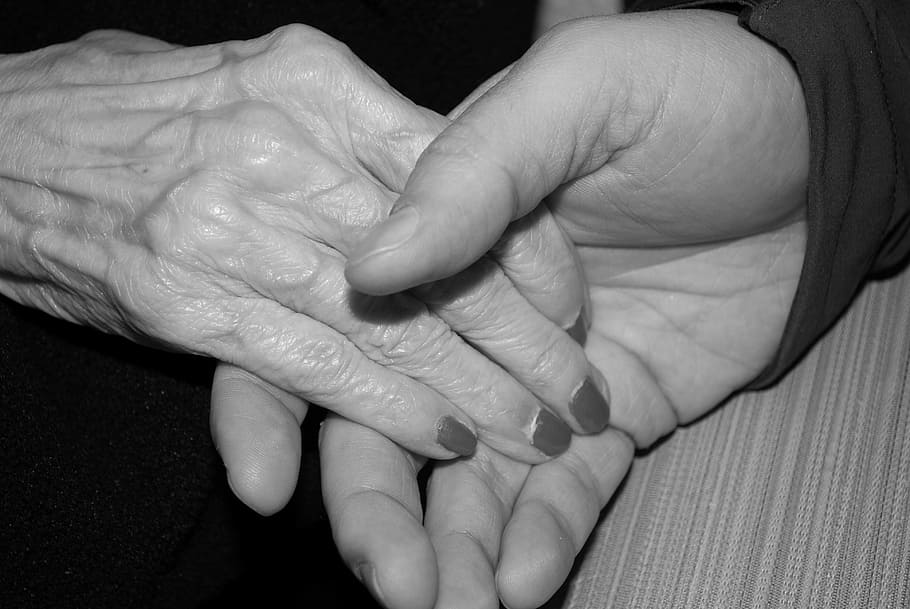 to, hænder, bedrift, tæt, fotografering, to hænder, alderen, ældre, gammel, senior-, hud, holde i hånden, menneskelig kropsdel, menneskelig hånd, menneskelig finger, hygiejne, tæt på, indendørs, hånd, kropsdel, finger, bonding, to personer, samvær, positive følelser, kærlighed, rigtige mennesker, Kvinder, familie, voksen, mennesker, emotion, ung, omsorg, 4K