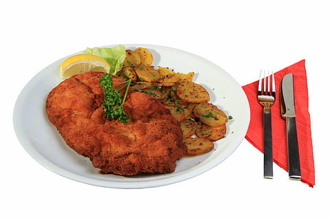 gebraten, Fleisch, Teller, Messer, Gabel, Essen, Schnitzel, paniert, Küche, Ernährung, Wiener Schnitzel, Kartoffeln, Lebensmittel, Besteck, Serviette, Bratkartoffeln, Zitrone, Petersilie, Hunger, fertig für den Verzehr, Essen und Trinken, weißer Hintergrund, Stillleben, drinnen, Frische, Studioaufnahme, Essgeschirr, Küchenutensilien, keine Leute, Gemüse, gesundes Essen, Serviergröße, High Angle View, direkt darüber, Tischmesser, Versuchung, Abendessen, Gebratenes Huhn, 8K, CC0, gemeinfrei, lizenzfrei