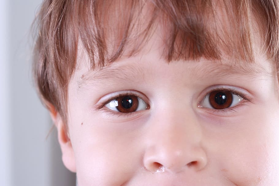 Kinder braune Haare, Kindes, braune Haare, Junge, Porträt, Schule, lächelnd, glücklich, jung, elementar, männlich, Kindheit, suchen, Schüler, Spaß, Kopfschuss, eine Person, Nahansicht, nur für Kinder, menschliches Gesicht, Kind, Körperteil, menschliches Körperteil, Unschuld, Nachwuchs, Auge, Emotion, menschliches Auge, süß, Kamera betrachten, Baby, Träne, klein, 4K
