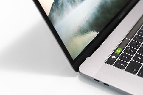 Arbeitswerkzeug, Nahaufnahmefoto, MacBook, Profi, Laptop, Computer, Technologie, Touchbar, kabellose Technologie, Kommunikation, Verbindung, Computerausrüstung, Computer Tastatur, Daten, Computernetzwerk, Internet, Tastatur, schwarze Farbe, Computerteil, Computerschlüssel, Desktop-PC, drinnen, Nahansicht, tragbares Informationsgerät, keine Leute, globale Kommunikation, Computer-Hacker, Computerkriminalität, silberfarben, 5K, CC0, gemeinfrei, lizenzfrei