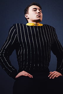 muž, sedící, póza, Černá, bílý, pinstripe, s dlouhým rukávem, horní, studio, portrét, dívání se dolů, pruhy, jedna osoba, tři čtvrtletí, mladí muži, mladého dospělého, čelní pohled, stojící, pruhovaný, uvnitř, životního stylu, studio shot, skutečných lidí, hledá, koukal, muži, neformální oblečení, volnočasové aktivity, šedé pozadí, dospělý, černé pozadí, 4K, CC0, veřejná doména, bez autorských práv