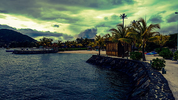 szenisch, Aussicht, Strand, Strandhütte, Wolkenbildung, Wolken, Kokosnussbäume, exotisch, Hütte, idyllisch, Insel, Landschaft, Berge, Natur, Ozean, Ozeanufer, Palme, Palmen, Paradies, Resort, Sand, Sandstrand, Meer, seelandschaft, Ufer, Himmel, still, Reise, Bäume, tropisch, Urlaub, Wasser, Baum, wolke - himmel, tropisches Klima, Pflanze, Schönheit in der Natur, Szenen - Natur, Land, Wasserfahrzeug, ruhige Szene, Kokospalme, Ruhe, die Architektur, keine Leute, draußen, tropischer Baum, 5K, CC0, gemeinfrei, lizenzfrei