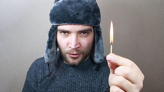Mann, halten, Sicherheit, Spiel, Winter, Deckel, kalt, Weiß, jung, Hintergrund, warm, Modell-, Sweatshirt, wunderschönen, Kleidung, natürlich, attraktiv, europäisch, Haltung, Erwachsene, Menschen, ein, Porträt, Jahreszeit, Bart, Jugend, cool, Person, Ausdruck, Dezember, suchen, gefroren, Frische, Feuer, Hitze, Brennholz, schüren, Treibstoff, Heizung, Kamera betrachten, eine Person, Gesichtsbehaarung, junger Erwachsener, Vorderansicht, junge Männer, Kopfschuss, Kapuzenhemd, Männer, Stehen, Kapuze, Legere Kleidung, grau, Kapuze - Kleidung, Aggression, warme Kleidung, 5K, CC0, gemeinfrei, lizenzfrei
