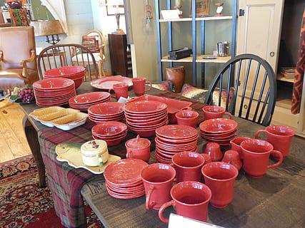 piatti, vasellame, piatto, tavolo, stoviglie, cenare, utensile, impostato, pulito, servizio, vuoto, attrezzatura, utensili da cucina, design, ambientazione, ceramica, cena, pasto, pranzo, cucina, servendo, tazza, piattino, ciotola, tazze di caffè, tazza di tè, Vintage ▾, rosso, malva, tradizionale, legna, di legno, Cina, vecchio, grande gruppo di oggetti, nessuno, natura morta, in casa, preparativi, giorno, attività commerciale, scelta, pila, variazione, abbondanza, arte e artigianato, posto a sedere, Al dettaglio, attrezzature domestiche, piccola impresa, vista dall'alto, 4K, CC0, dominio pubblico, privo di copyright