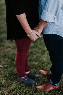 zwei, Person, halten, Stehen, Grün, Grasboden, Hände, Menschen, draußen, Männer, Frau, Zusammengehörigkeit, zwei Menschen, Liebe, heterosexuelles Paar, Paar - Beziehung, Erwachsene, Händchen halten, Frauen, kaukasischer Abstammung, Lebensstile, Verbindung, Gehen, niedriger Abschnitt, menschliches Körperteil, menschliches Bein, Legere Kleidung, nur für Erwachsene, echte Menschen, positive Emotionen, Tag, Emotion, Freizeitbeschäftigung, Jeans, Hand, Pflege, 4K, CC0, gemeinfrei, lizenzfrei