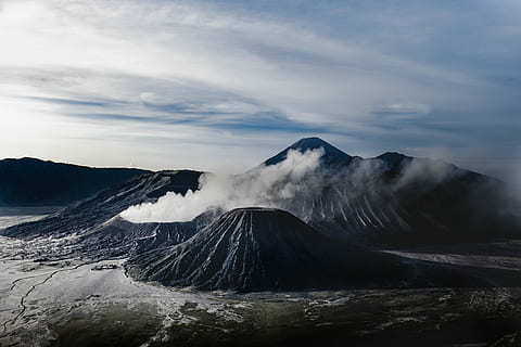 aèria, foto, actiu, volcà, fotografia de paisatge, muntanya, fum, núvol, ennuvolat, blau, negre, llum solar, ombra, aspre, hindú, temple, Java oriental, java, lluna, indonèsia, caminada, bromo, bellesa a la natura, núvol - cel, escenics - natura, cel, geologia, naturalesa, medi ambient, destinacions de viatge, paisatge, aigua, geografia física, cràter volcànic, escena no urbana, cap gent, terra, fum - estructura física, a l'aire lliure, viatjar, poder a la natura, cim de muntanya, 4K, CC0, domini públic, lliure de regalies