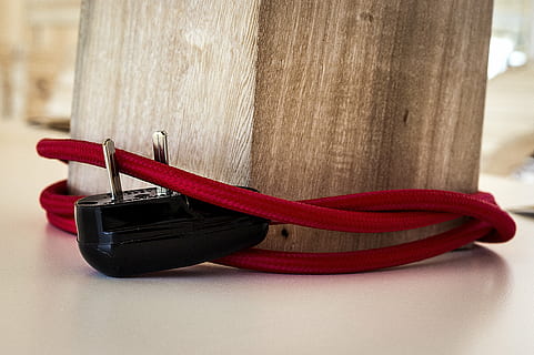 bucle, vermell, llums, cable, electricitat, poder, centrar-se en primer pla, material de fusta, cap gent, primer pla, tecnologia, taula, natura morta, connexió, a l'interior, dia, enfocament selectiu, lligat, sol objecte, dos objectes, contenidor, sabata, gra de fusta, 5K, CC0, domini públic, lliure de regalies